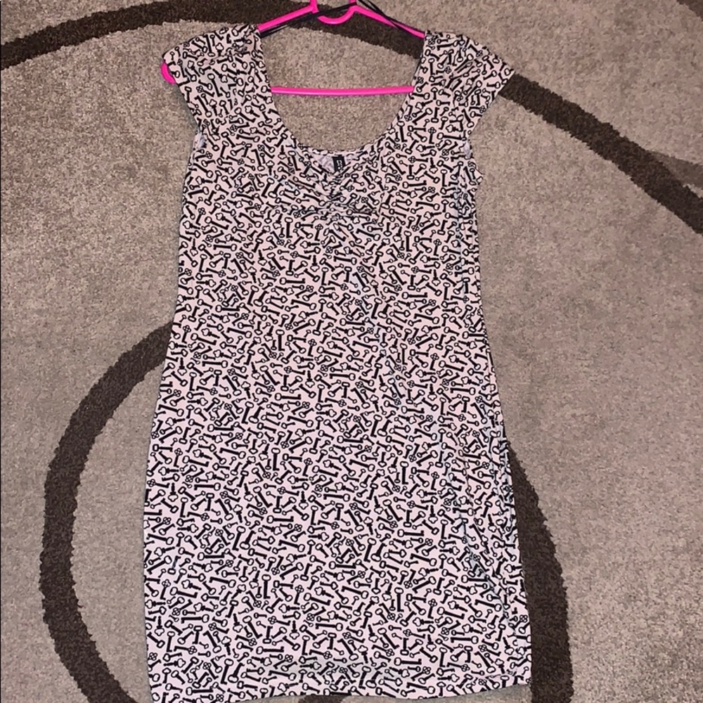 Super cute key print dress!